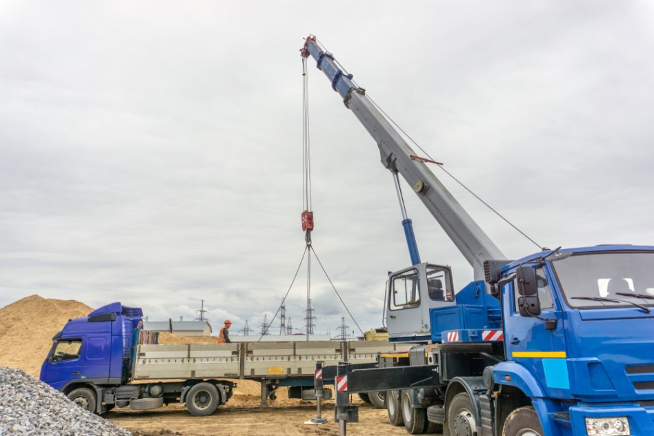 5 Benefits of Wet Crane Hire for Construction Projects9